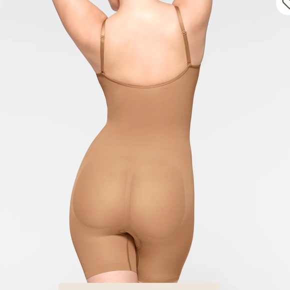 SKIMS‎ Seamless Sculpt Mid Thigh Bodysuit in Ochre - Picture 4 of 7